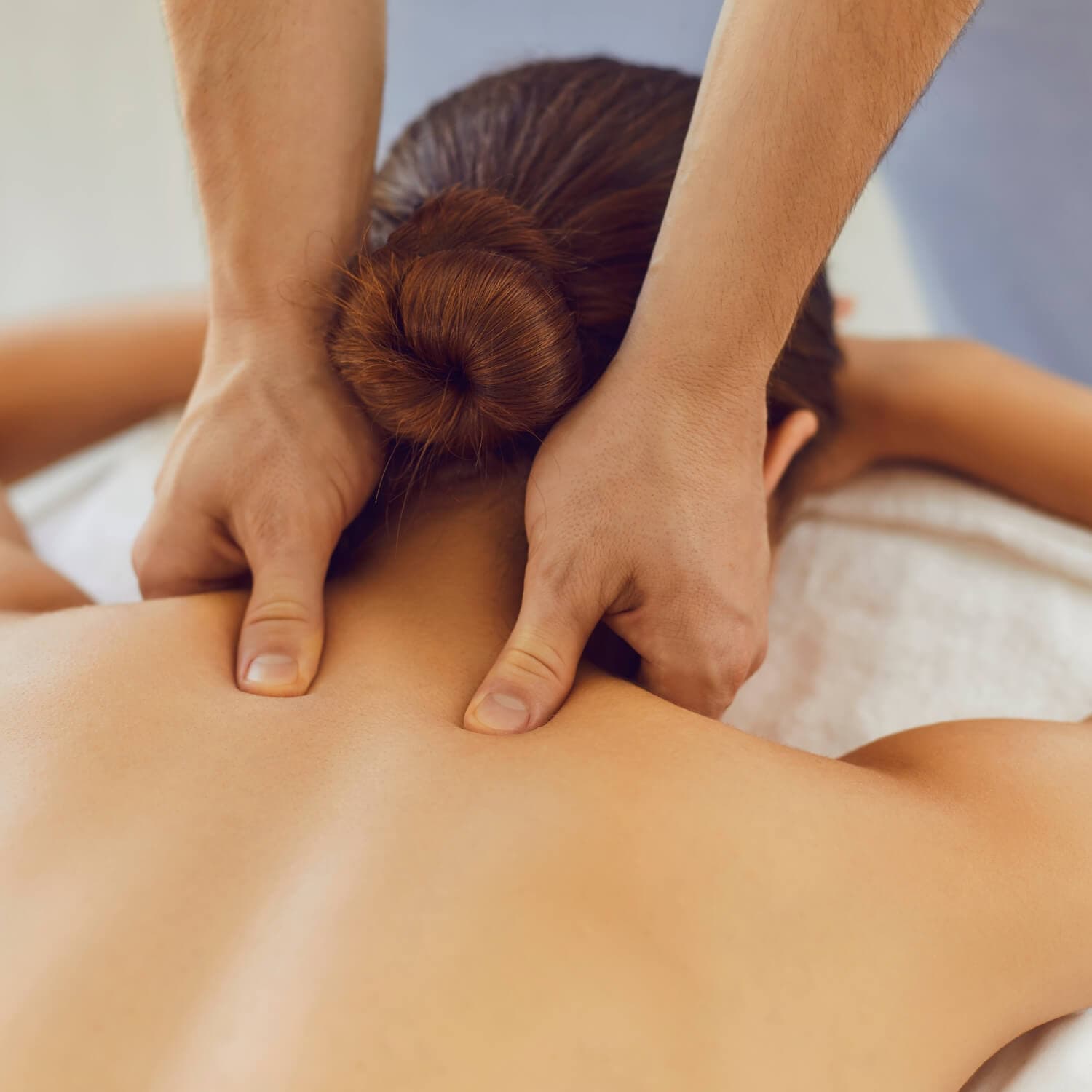 Ambiente de spa acolhedor para massoterapia